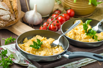Scrambled eggs with herbs and homemade bread