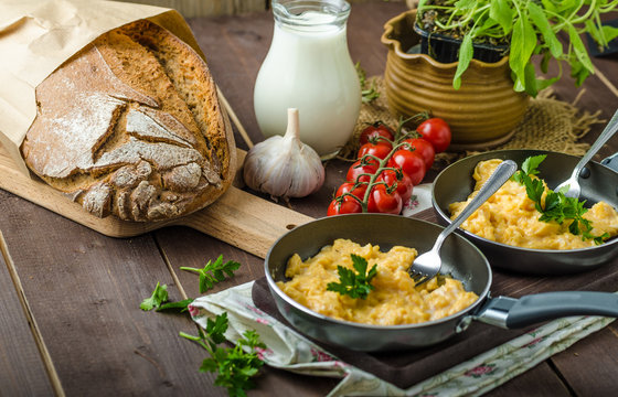 Scrambled eggs with herbs and homemade bread