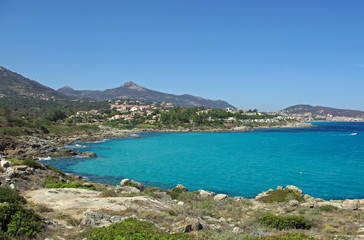 Fototapeta na wymiar Corse, les eaux turquoise des criques de la Balagne