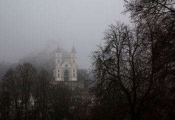 Burg in Aarburg im Nebel