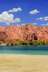 Fototapeta premium Lake Mohave beach on the Colorado River in the desert of the southwestern United States