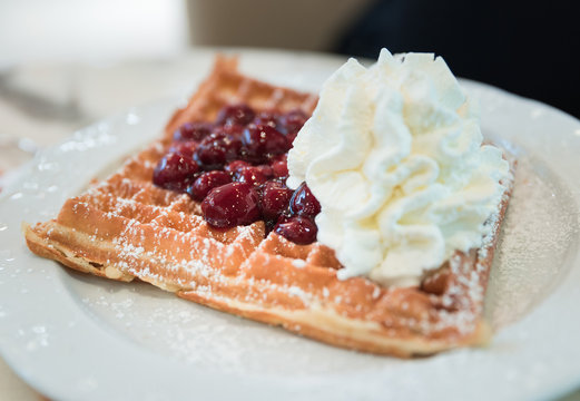 Waffel mit hei&szlig;en Kirschen und Sahne