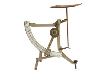 Alte Briefwaage aus Metall vor weißem Hintergrund