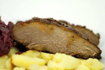 wildschweinbratenstück an rotkohl