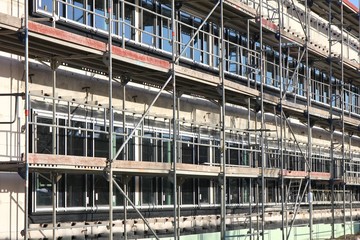 Baugerüst am Neubau eines Bürogebäudes