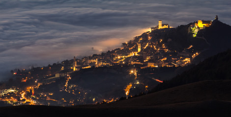 Veduta panoramica di Assisi di notte - obrazy, fototapety, plakaty