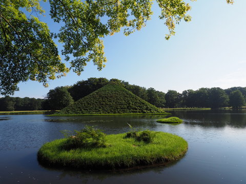 Seepyramide im Schlosspark Branitz in Cottbus