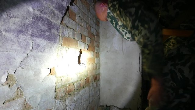 Человек осматривает дыру в стене