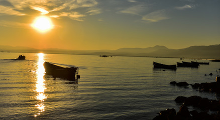 balık&ccedil;ı tekneleri ve g&uuml;ndoğumu