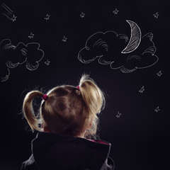enfant fille regardant étoiles