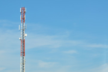 Obraz premium very high Telecommunication tower with blue sky