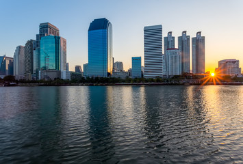 Obraz premium Budynek handlowy w Bangkoku wschód słońca.