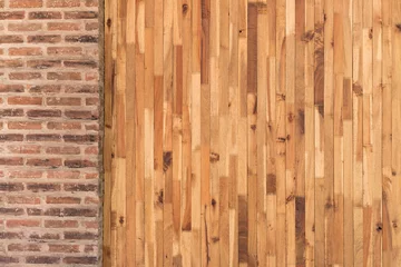 holz- und zementziegelwandgestaltung des innenhauses © sutichak