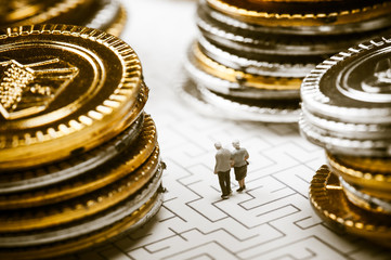 迷路を歩く高齢者の夫婦,お金の問題