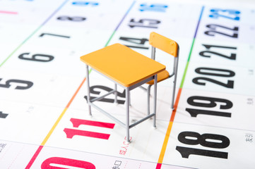 学校の机とカレンダー