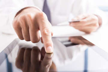 Obraz premium Man holding tablet pc and credit card indoor. Shopping Online