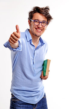 Retrato de un feliz estudiante sujetando un libro.