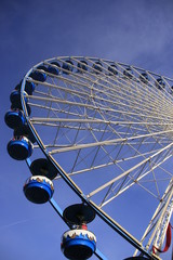 une grande roue dans le ciel