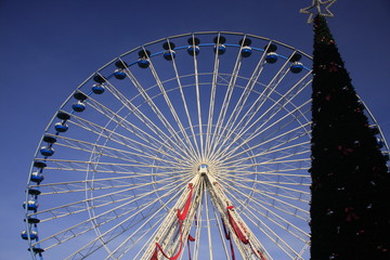 grande roue et sapin