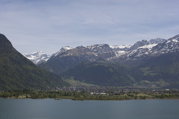 Fototapeta na wymiar view to Lake Lucerne (Vierwaldstattersee) and mountain