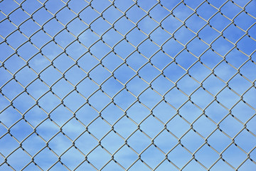 Maschendrahtzaun und blauer Himmel