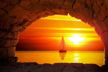 Crédence de cuisine en verre imprimé Naviguer Silhouette de bateau au coucher du soleil