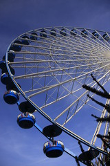 Grande Roue et ciel bleu