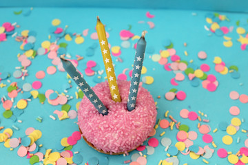 Cupcake on confetti background - happy birthday card 