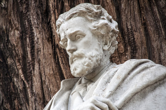 detalles del monumento dedicado al poeta Gustavo Adolfo B&eacute;cquer en la ciudad de Sevilla
