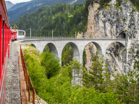 Landwasserviadukt in den Schweizer Alpen mit der rh&auml;tischen Bahn