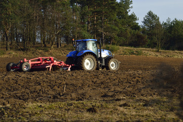 Obraz premium work in the field plowing