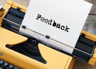 Feedback getippt mit gelber Schreibmaschine 
