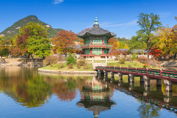 Naklejka premium Autumn of Gyeongbokgung Palace in Seoul ,Korea.
