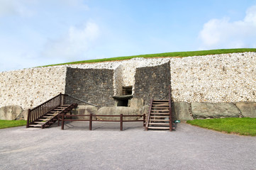 Fototapeta na wymiar Newgrange in the Boyne Valley is a 5000 year old Passage Tomb. Co. Meath, Ireland