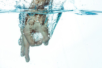 Männliche Hand ins Wasser splash