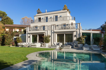 Fototapeta na wymiar beautiful house with pool