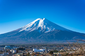Naklejka premium 富士山と富士吉田の町並み