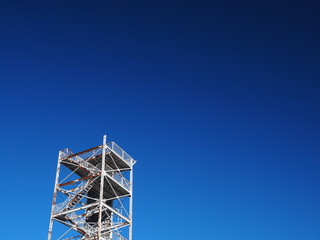 訓練用櫓と青空