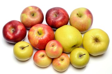 Mele di diverse qualità su sfondo bianco