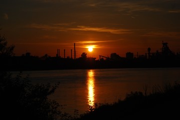 Fototapeta premium Sonnenuntergang an der Donau