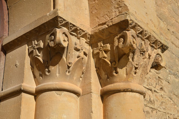 DOS CAPITELES