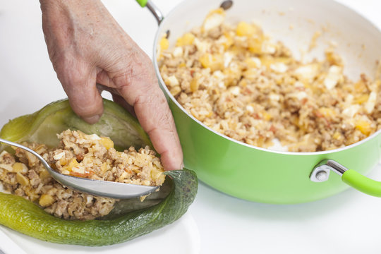 Rellenando Pepinos 