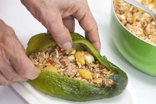 Rellenando Pepinos
