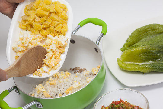 Elaboraci&oacute;n de la Mezcla para Rellenar Pepinos