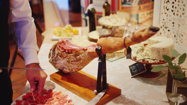 Slice the ham slices on a banquet