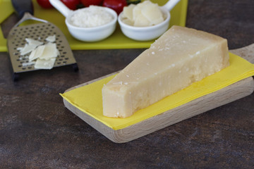 Ein Stück Parmesankäse