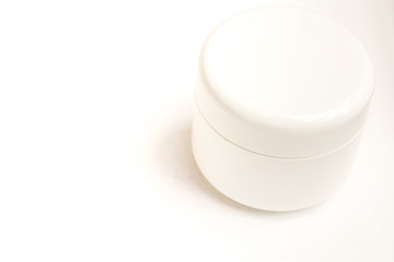 Ein weißes Cremetöpfchen – die reine Hautpflege