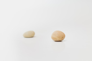 Zwei Steine, scharf und unscharf, vorne und hinten, Kontrast und Paar 