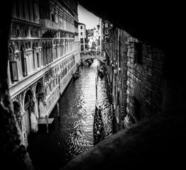 Letzte Ansicht des Lichts in Schwarz und Weiß - im Gefängnis der Seufzerbrücke - Venedig, Italien