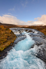 Cascata de Bruarfoss na Islandia é uma das maravilhas da natureza